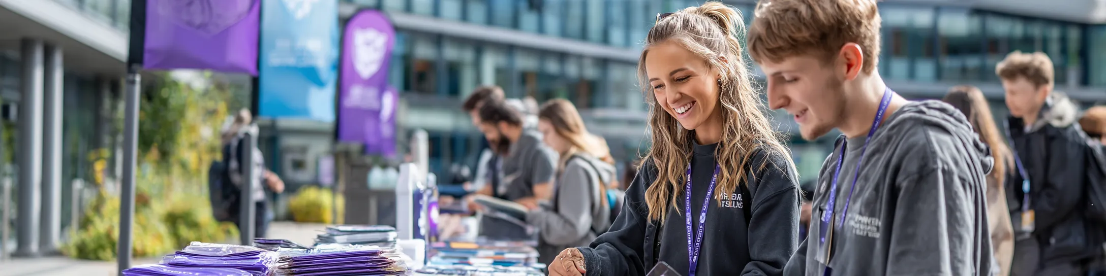 Studenci w bluzach uniwersyteckich z nadrukiem podczas kampanii rekrutacyjnej