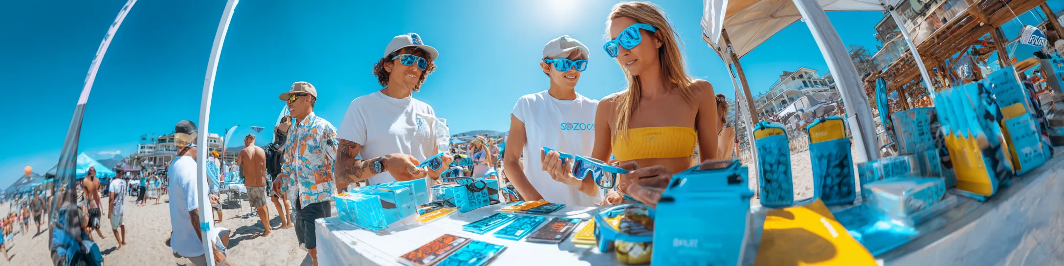 Uczestnicy eventu sportowego korzystający z bidonów i koszulek z nadrukiem logo